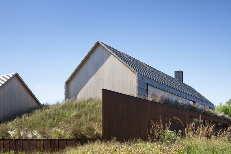 Fachada de madeira moderna - telhas de madeira - casa fora da cerca - arredores da cidade