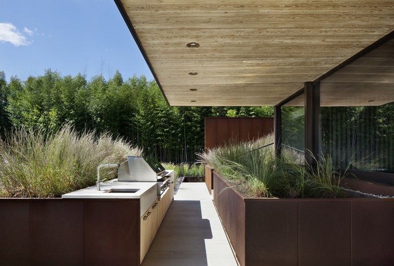 Fachada de madeira moderna - cozinha ao ar livre - corten aço - plantas que amam a seca