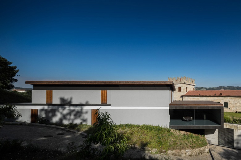 Galpão moderno estilo casa de campo com jardim minimalista moderno