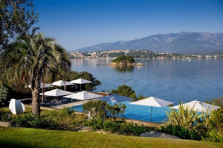 paisagismo moderno, piscina infinita, vista do lago, guarda-sóis