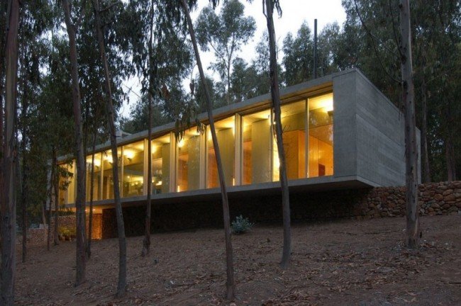 casa moderna em uma colina iluminando a paisagem da floresta do chile