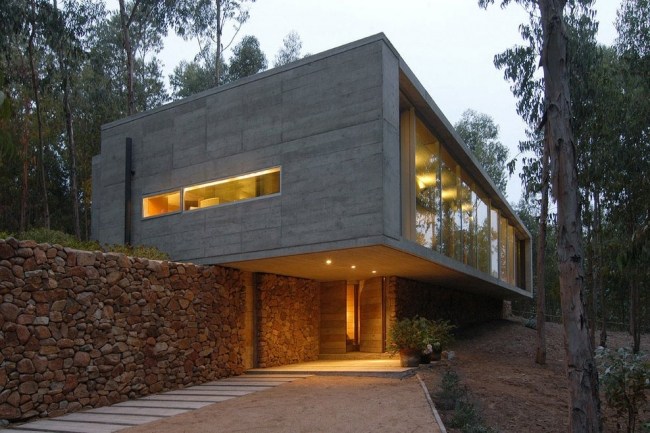 iluminação externa moderna com telhado plano casa chile floresta paisagem