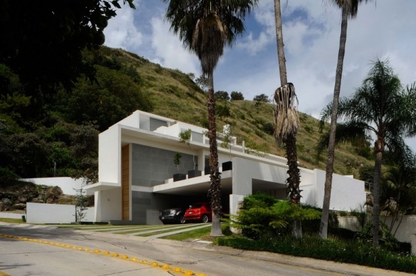 Casa na encosta das montanhas méxico garagens rua agras arquitectos