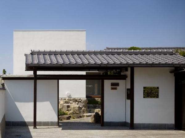 casa no jardim construída em torno de uma porta de entrada de árvore