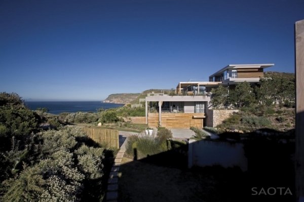 casa moderna com muita luz de vidro SAOTA vista para o mar