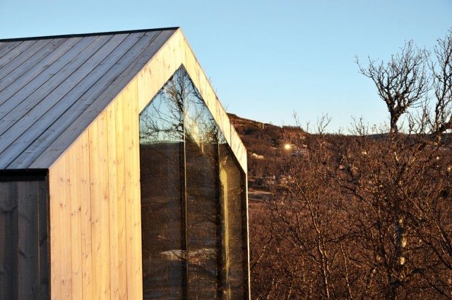 Casa de madeira moderna com telhado de duas águas - fachada de vidro - Noruega