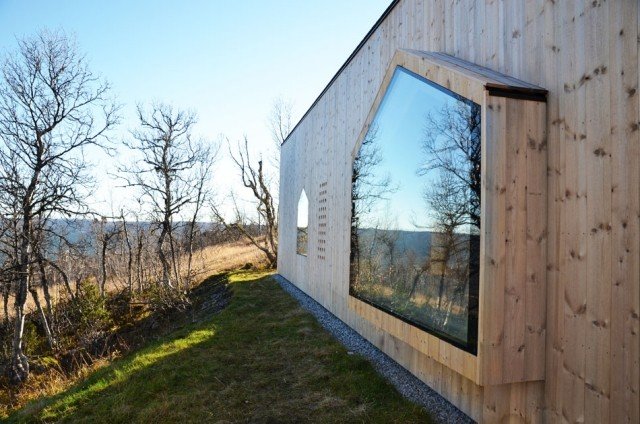 casa de madeira moderna na encosta - janela empena de vidro - noruega