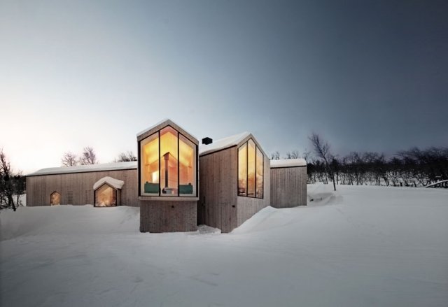 Cabana na montanha, casa de madeira, telhado de duas águas, fachada de vidro, reiulf ramstad, noruega