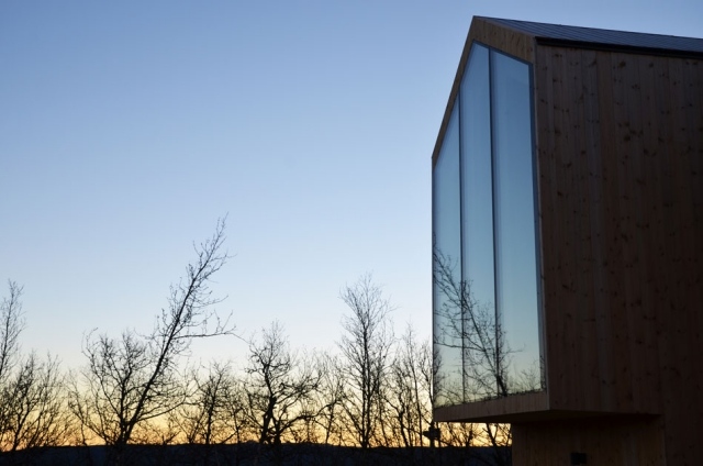 casa moderna cabana de montanha feita de fachada refletiva de madeira