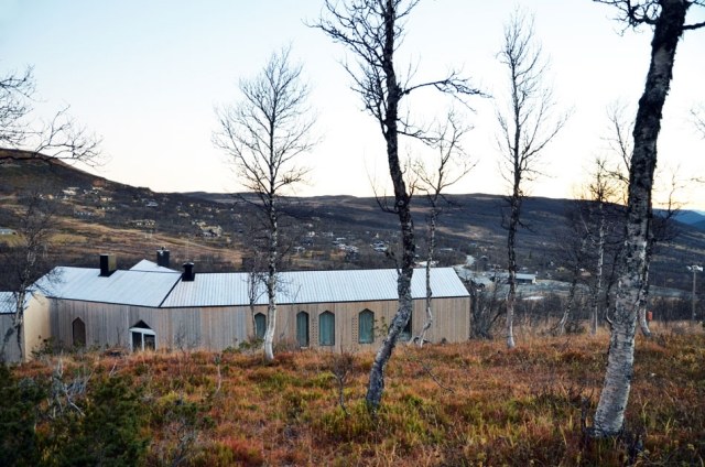 casa tradicional com telhado de duas águas arquitetura norueguesa