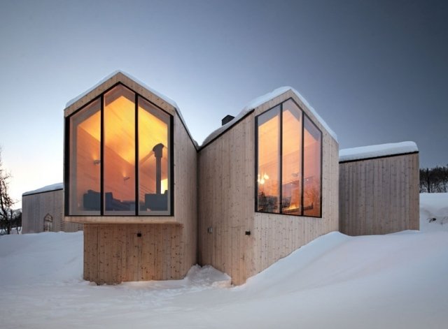 Casa cantilever de madeira e vidro reiulf-ramstad