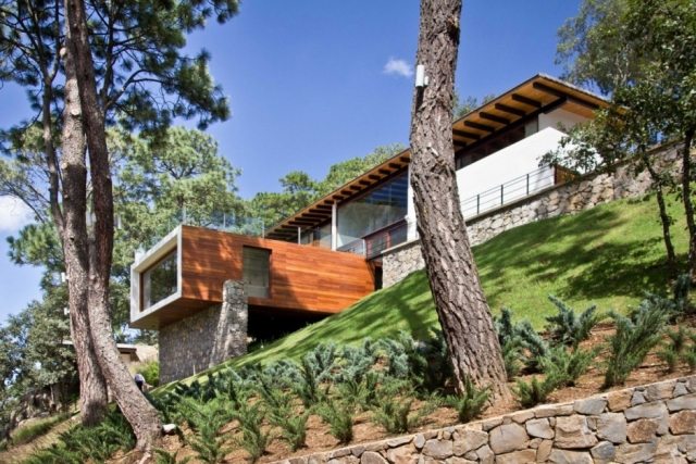 casa na floresta terreno íngreme encosta ponte de madeira