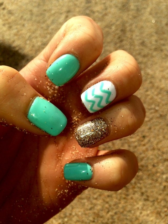 nail-design-summer-beach-mint-golden-glitter