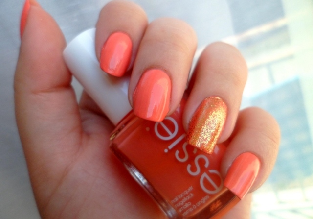 unhas de verão esmalte cor laranja coral dedo anelar dourado glitter