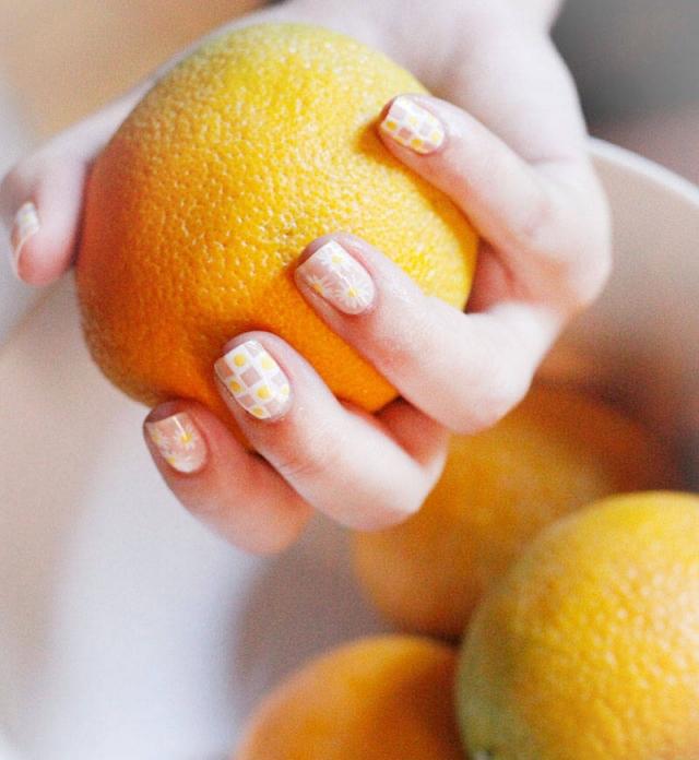 desenho de unhas-verão-amarelo-branco-flores de ganso