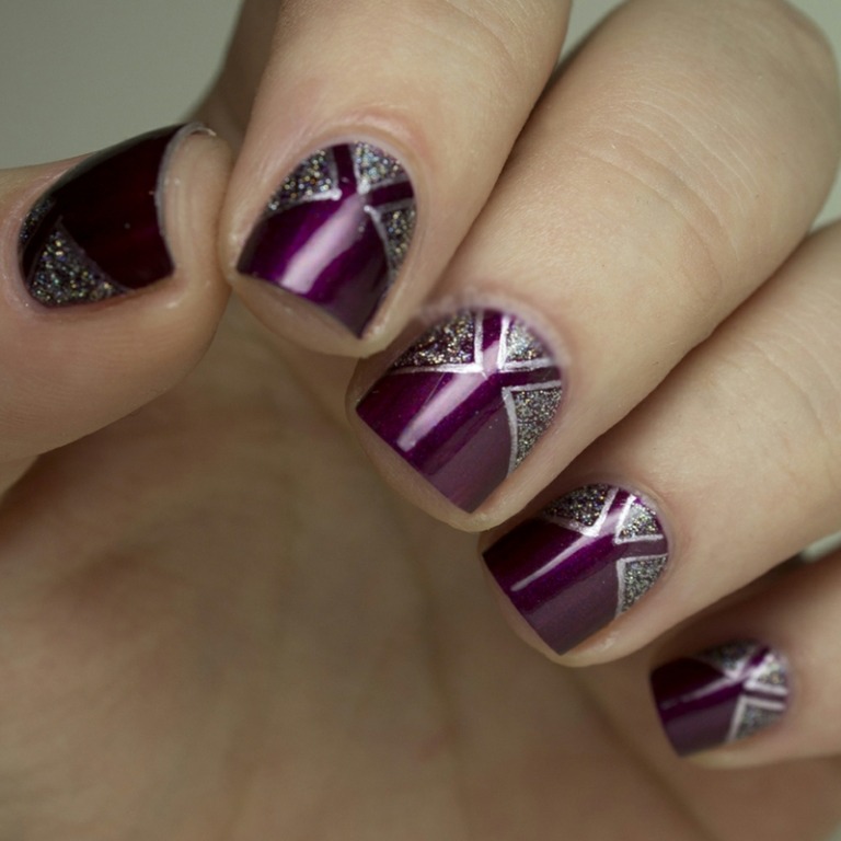 design de unhas verão elegante padrão de triângulos de prata roxo moderno