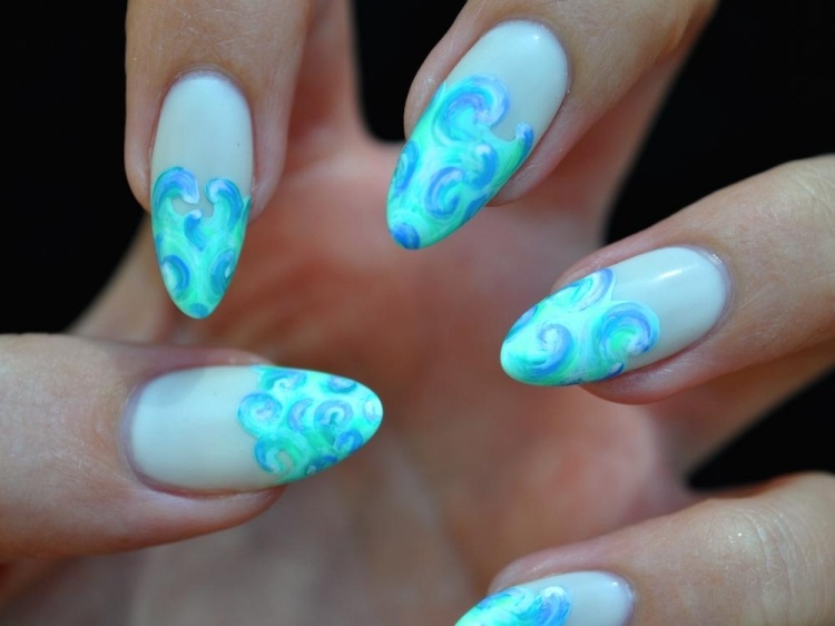 desenho de unhas com motivos de ondas azuis