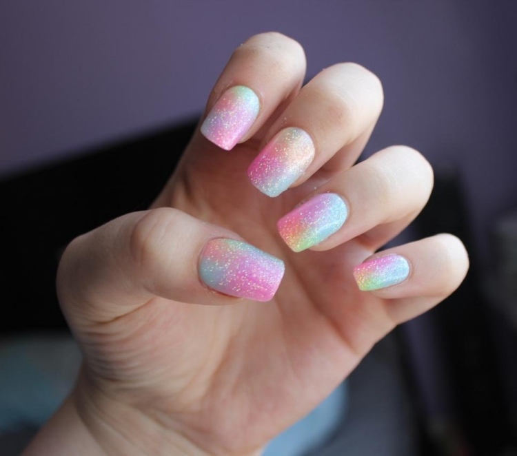 nail-design-summer-ombre-effect-gradiente-glitter