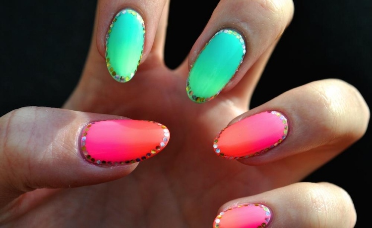 Nail-Design-Summer-ombre-effect-neon-colored-pink-green