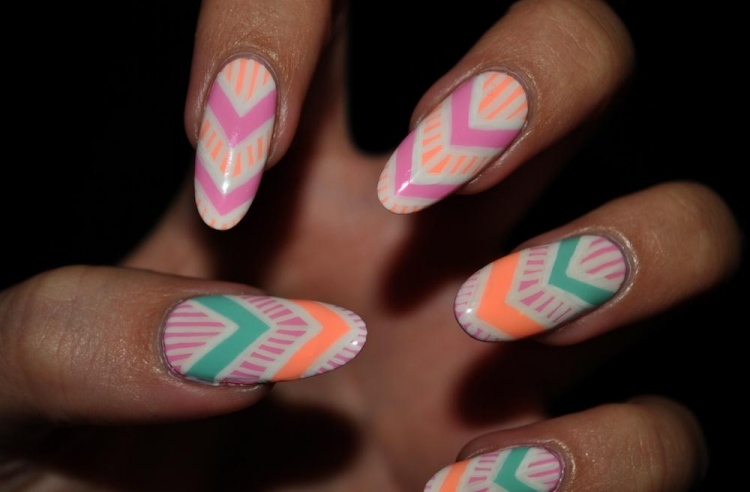 desenho de unhas-verão-néon-cor-linhas brancas