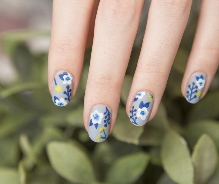 desenho de unhas verão cinza-primer-azul-flores