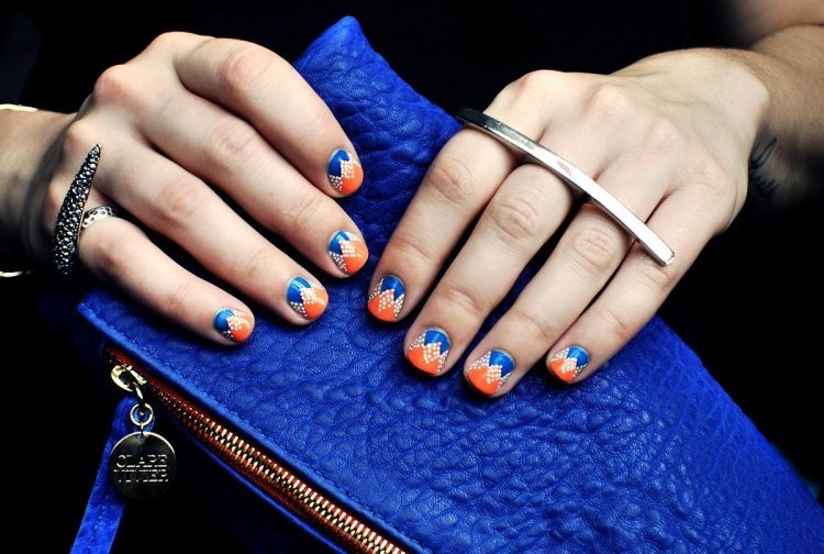 Desenho de unhas de verão azul cobalto-laranja-pontos brancos