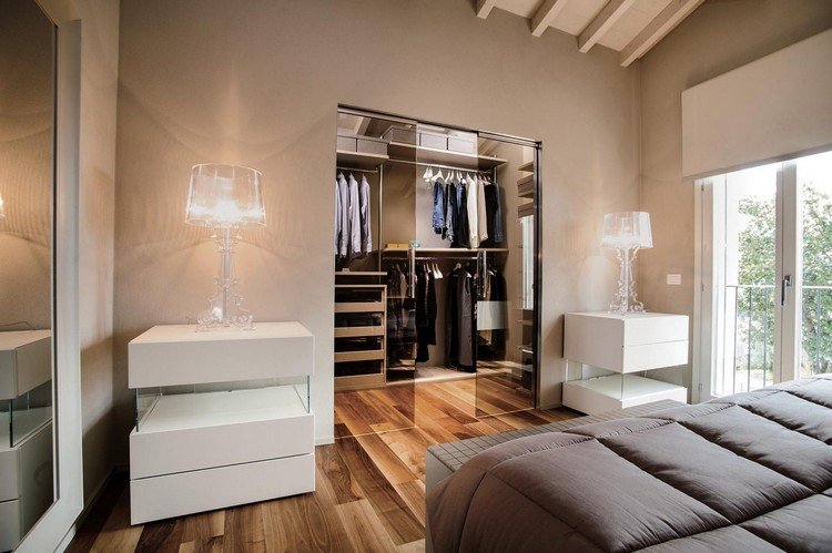 nogueira-parquet-quarto-closet-portas-deslizantes de vidro