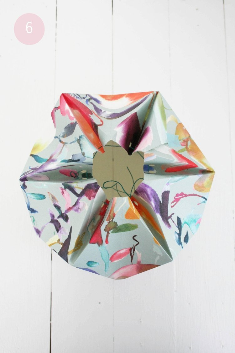 origami-lamp-diy-instruções-fold-tie-paper-flower-pattern-attach-cord