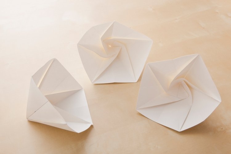 origami-lâmpada-faça-você-mesmo-instruções-papelão-branco-papel-dobrando-faça-você-mesmo