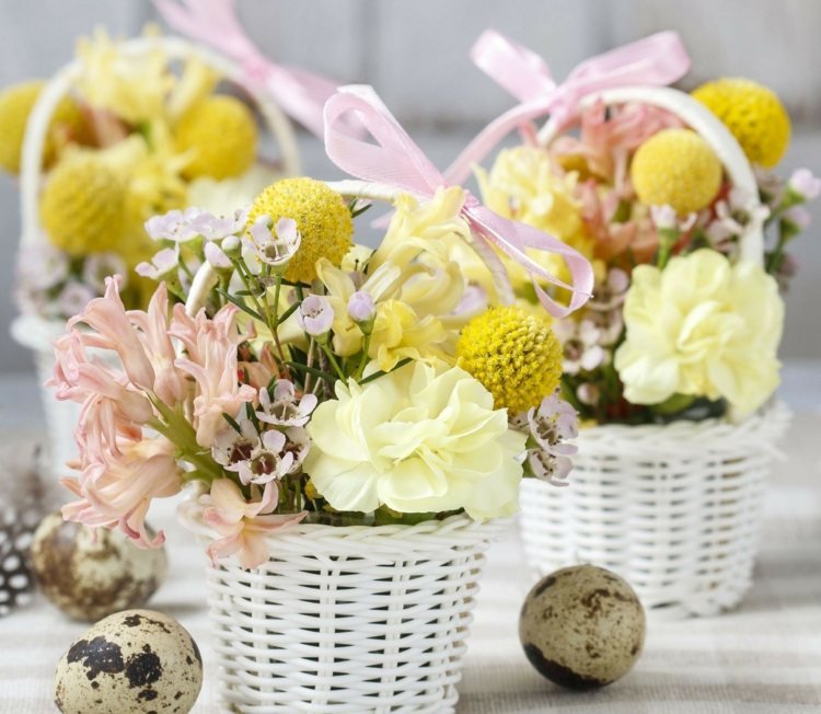 Arranjo com flores da primavera em uma cesta e espuma floral