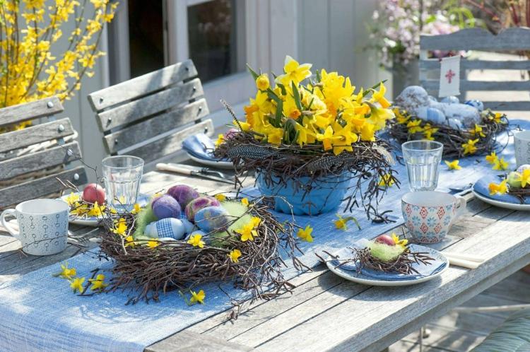 Faça seu próprio arranjo de Páscoa com narcisos e um ninho para a mesa de Páscoa no terraço