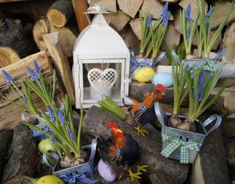 Decorações de Páscoa para fora na lenha - lanterna, ovos de Páscoa e jacintos em uma panela