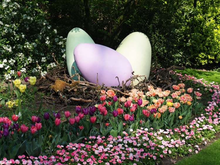 Faça ovos de Páscoa gigantes para o canteiro de flores de papel machê