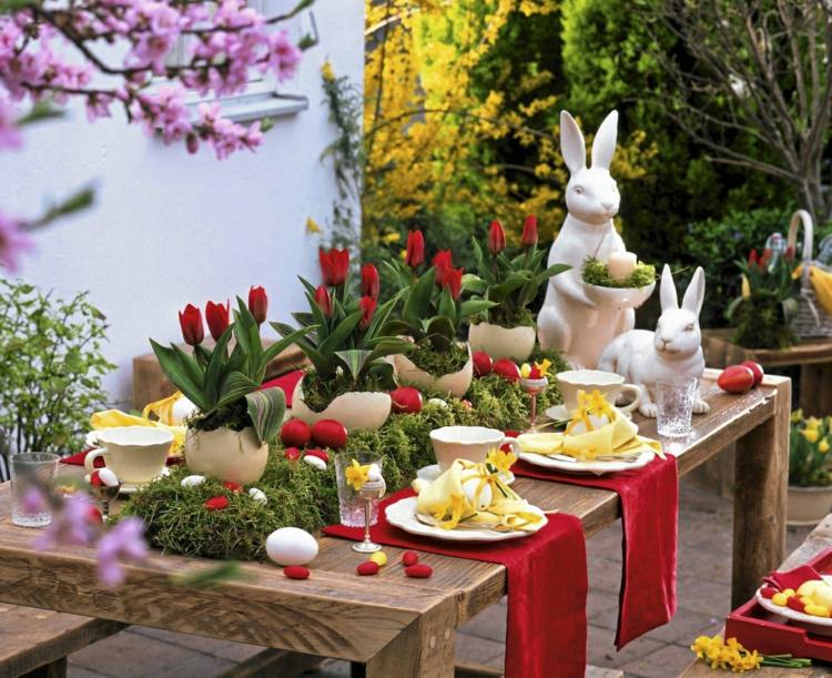 Lindas decorações de mesa em vermelho e verde para a Páscoa com tulipas e coelhos