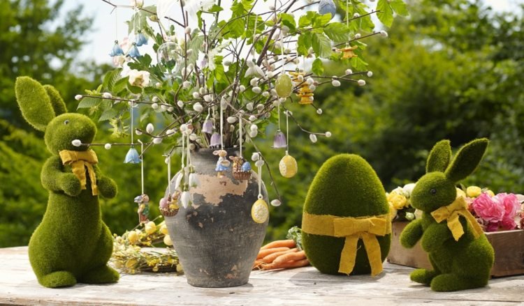 Decoração de Páscoa para exterior no terraço com bouquet de Páscoa e coelhinhos da Páscoa