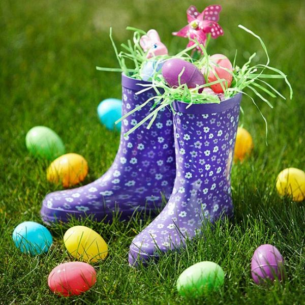 Idéias para decoração de ovo de Páscoa - botas de chuva - ovos pintados - no jardim