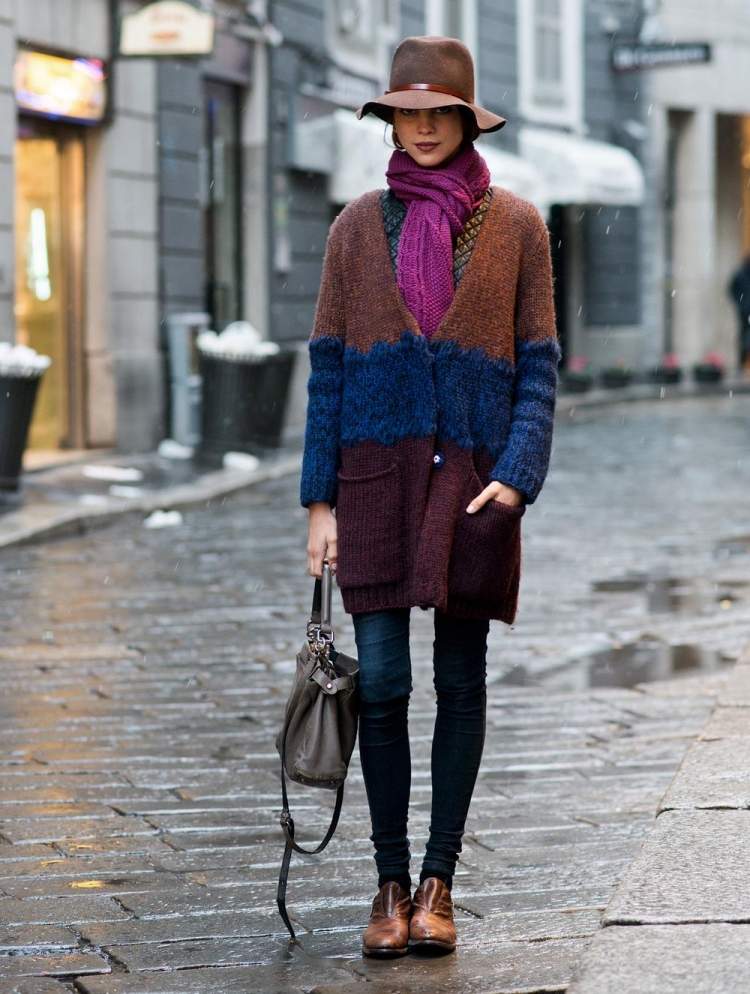 outfit-ideas-cardigans-oversize-autumn-color-rain-jeans-hat-bag-pavement-city