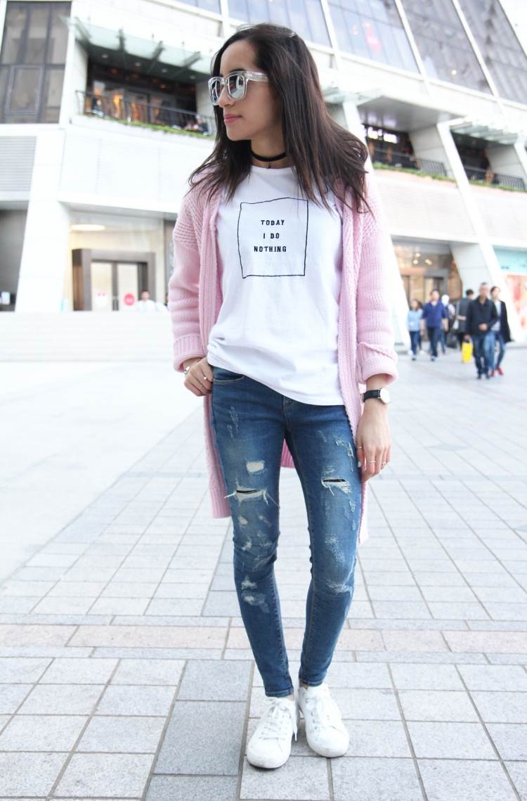 outfit-ideas-cardigans-oversize-daily-tshirt-jeans-pink-white-sunglasses