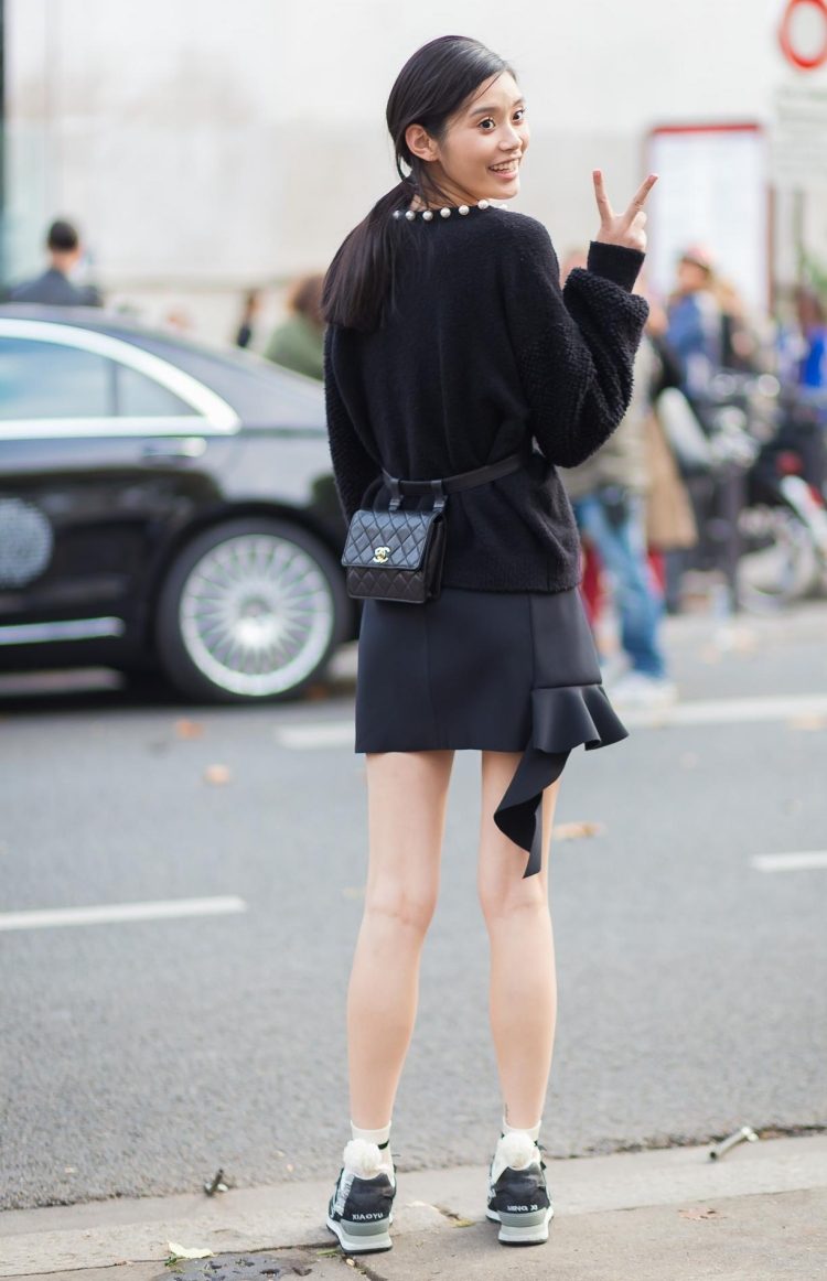 outfit-ideas-cardigans-oversize-black-short-dress-sporty-tênis-bolsa-cinto