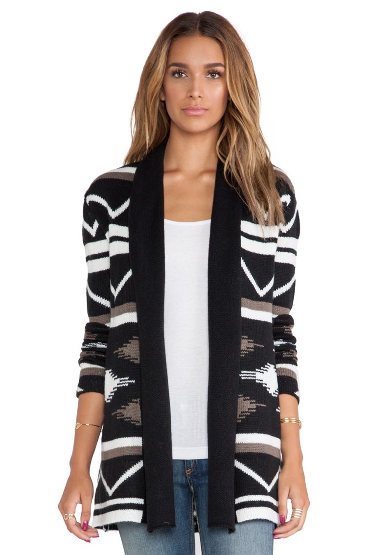 outfit-ideas-cardigans-oversize-pattern-black-white-gray-jeans