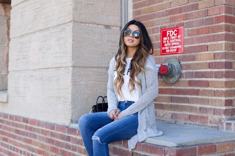 outfit-ideas-cardigans-oversize-grey-fine-knit-jeans-brick wall-sunglasses