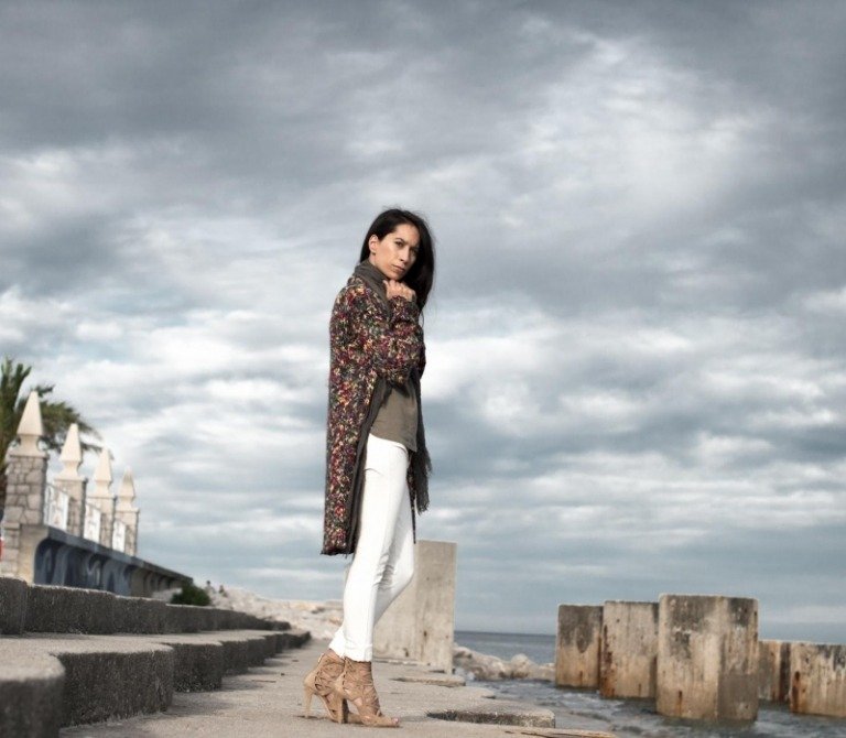 outfit-ideas-cardigans-oversize-sea-coast-white-pants-sandals-heel-shoes-veludo