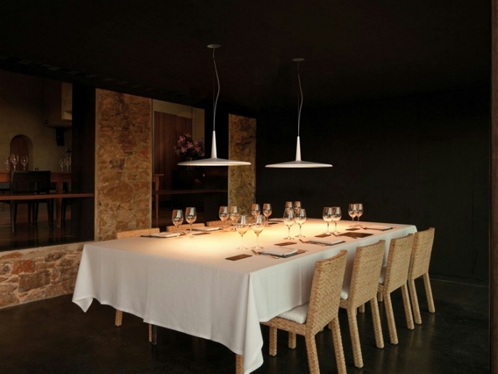 purista-branco-pendente-luzes-acima-da-mesa-sala-de-jantar-SKAN-Vibia