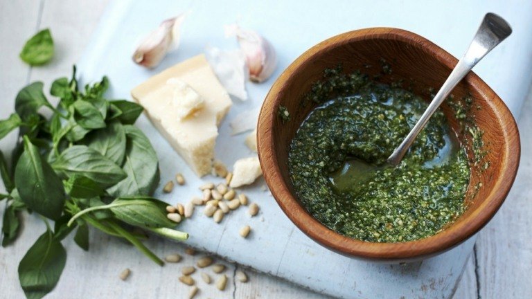 Faça ou compre pesto você mesmo e use-o de maneira diferente