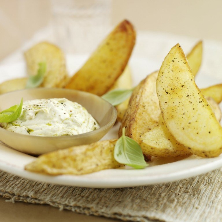 Um molho de pesto vai bem com batatas fritas, vegetais e batatas fritas