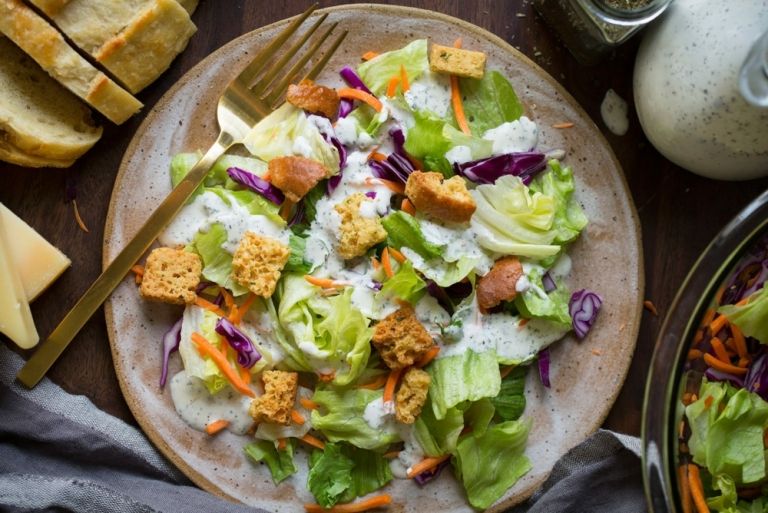 Use pesto como molho para saladas em combinação com maionese