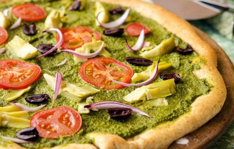 Em vez de molho de tomate, espalhe pesto com manjericão na pizza