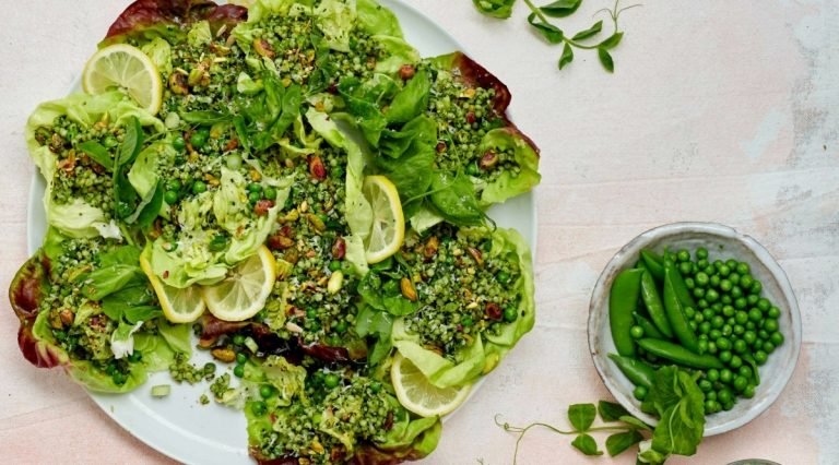 Tempere uma salada de cuscuz feita de vegetais frescos com molho pesto