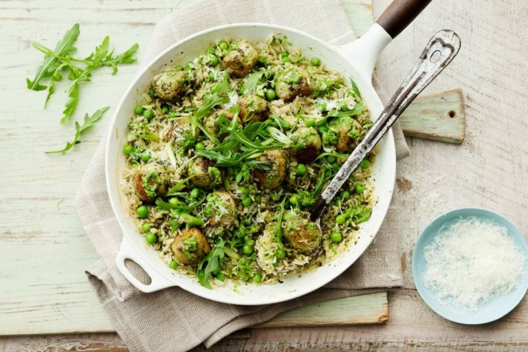 Risoto verde com almôndegas, ervilhas e pesto