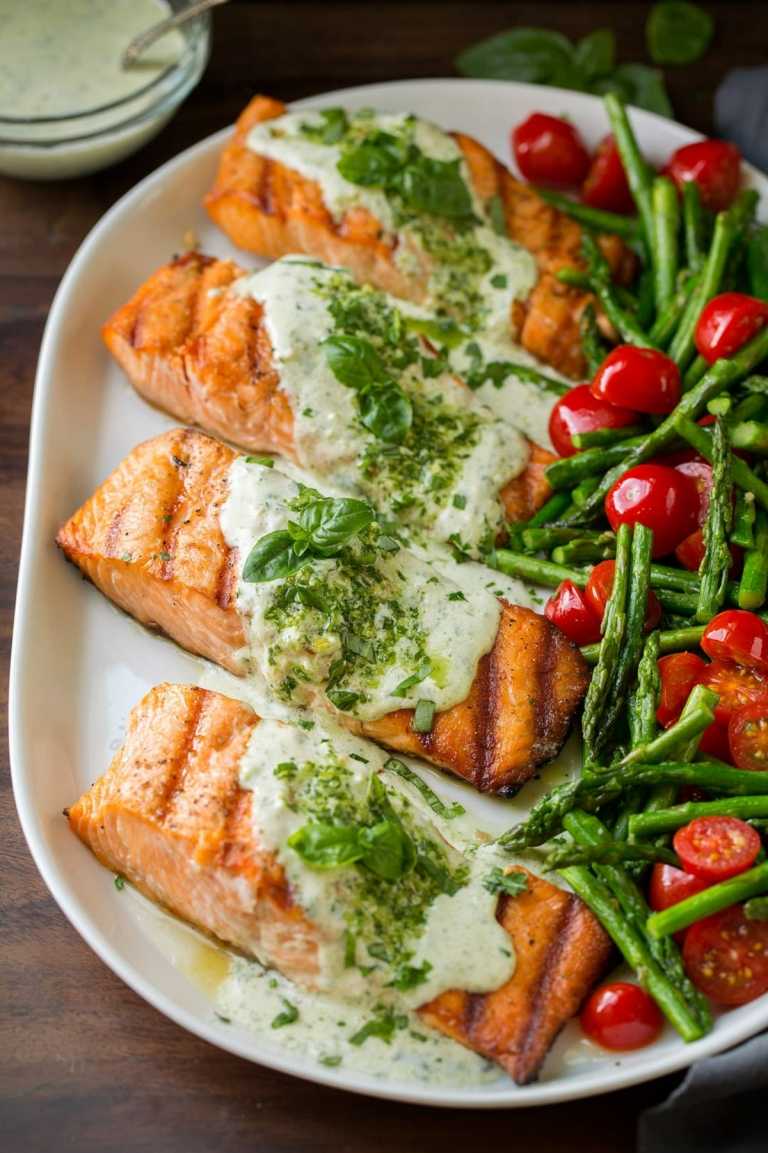 Salmão grelhado com pesto e molho de natas, tomate cereja e aspargos